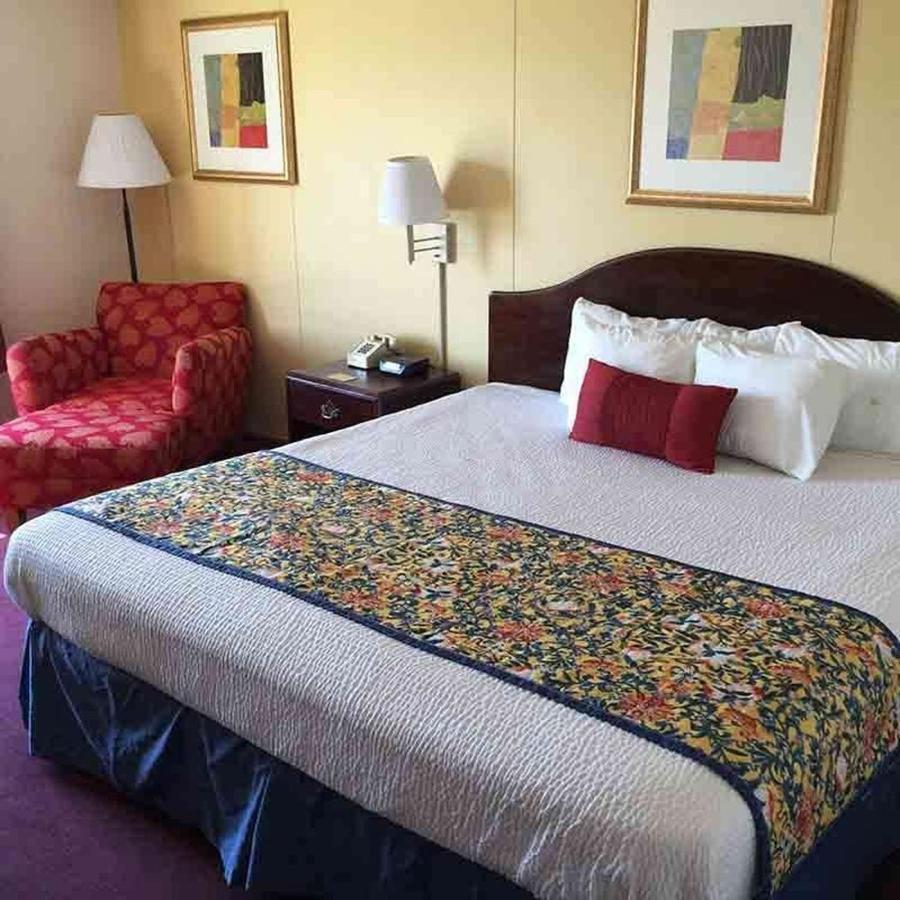 Astoria Hotel Danville West Bagian luar foto