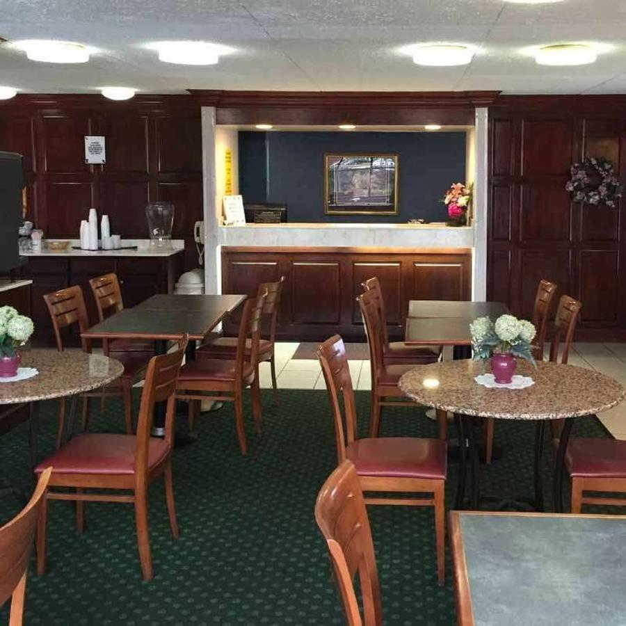 Astoria Hotel Danville West Bagian luar foto