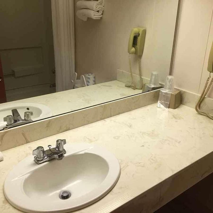 Astoria Hotel Danville West Bagian luar foto