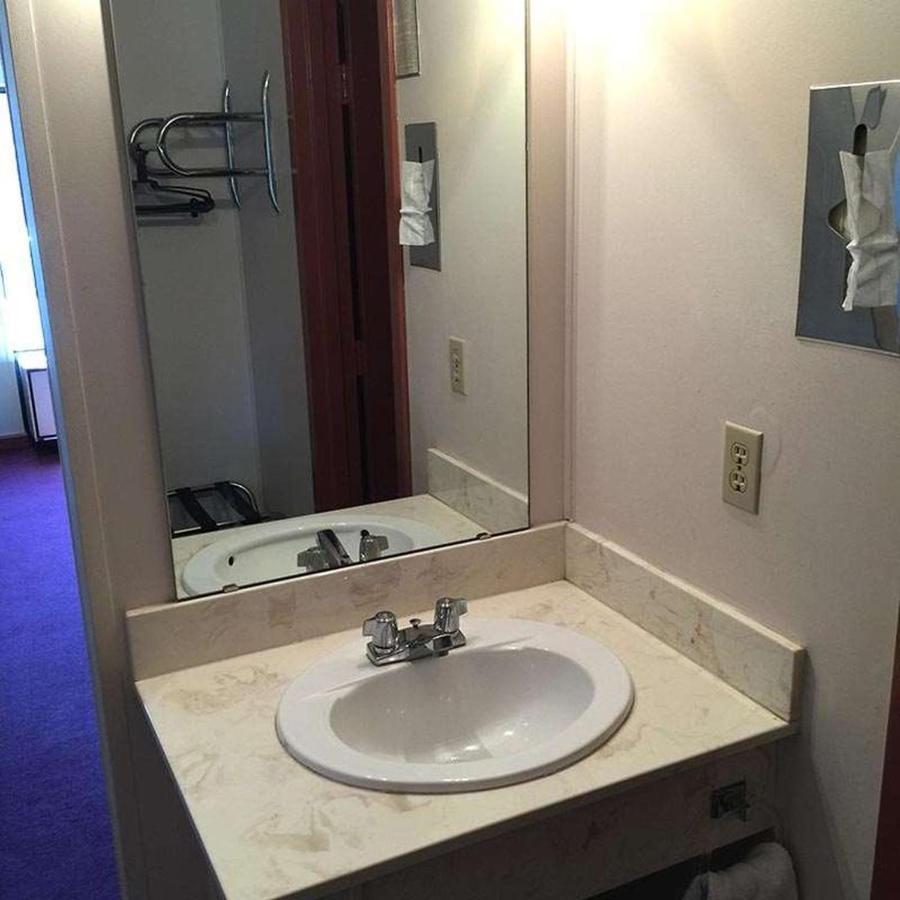 Astoria Hotel Danville West Bagian luar foto