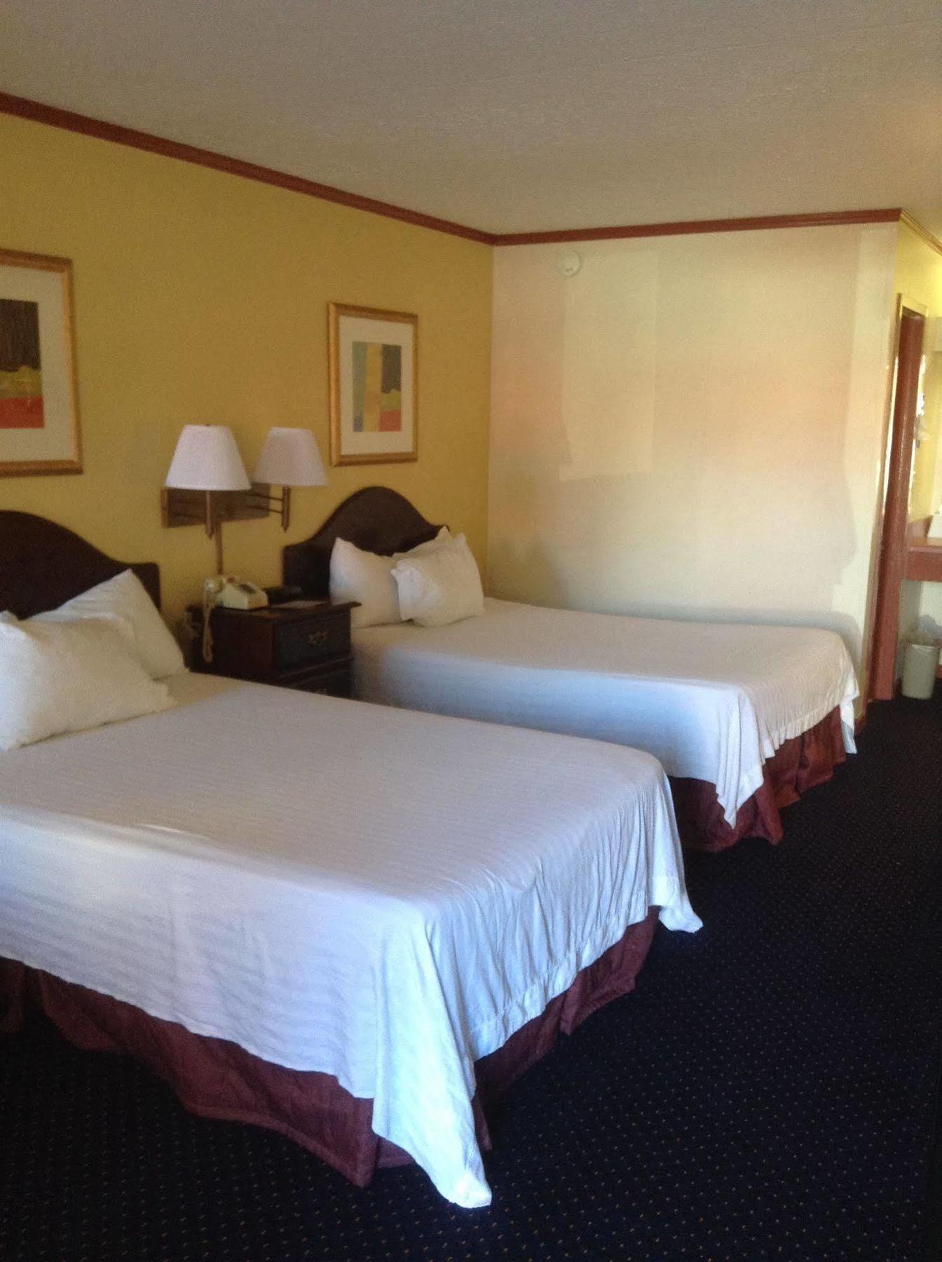 Astoria Hotel Danville West Bagian luar foto