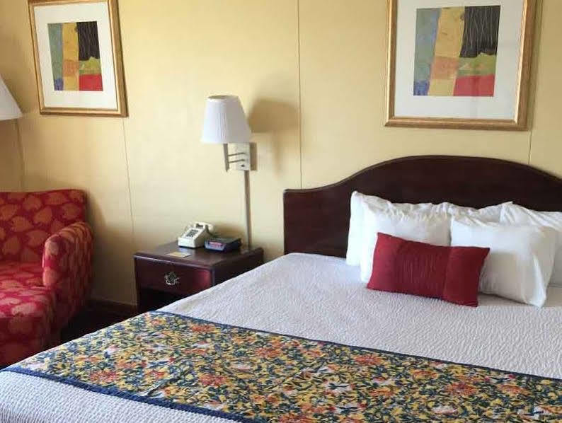 Astoria Hotel Danville West Bagian luar foto